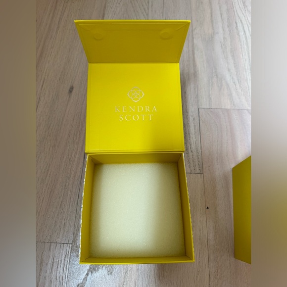Kendra Scott Magnetic Empty Yellow Gift Box’s and pouch - Picture 5 of 7